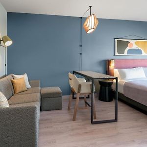 Studio King Suite Communication Accessible